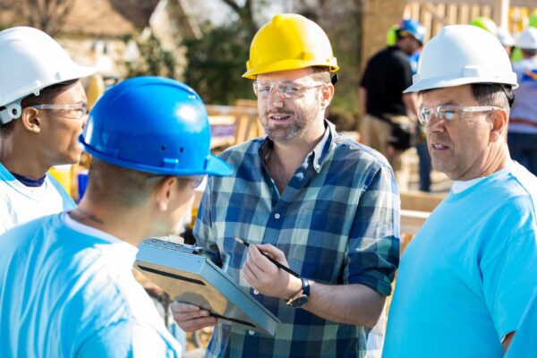 supervisor-leads-morning-safety-meeting-construction